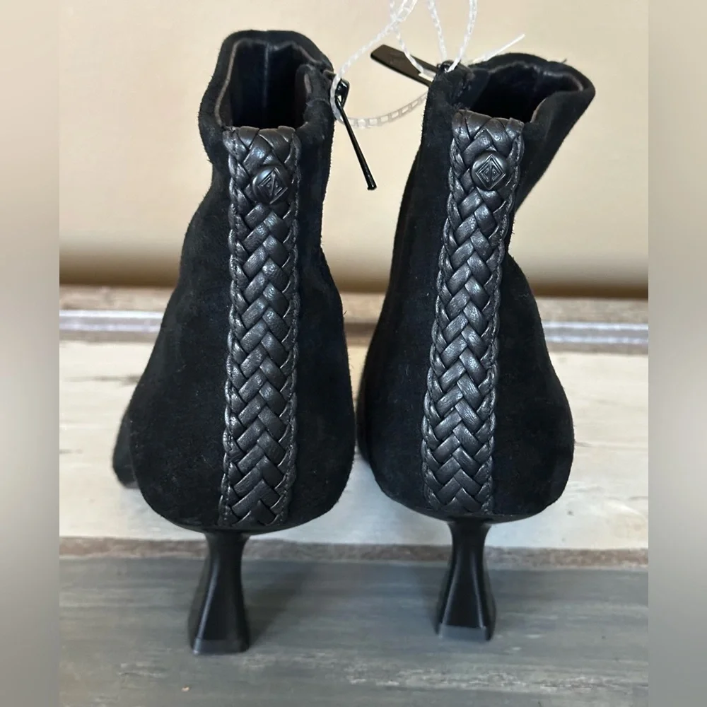 New w/ Imperfections - Donald Pliner Baltimor Suede Boots‎ - Size 6. Retail $250
